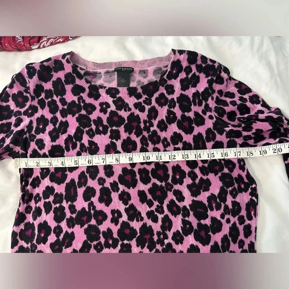 Ann Taylor Pink Leopard print sweater. Size M - Picture 5 of 6